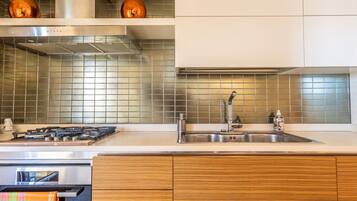 Fridge, oven, stovetop, dishwasher