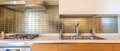 Fridge, oven, stovetop, dishwasher