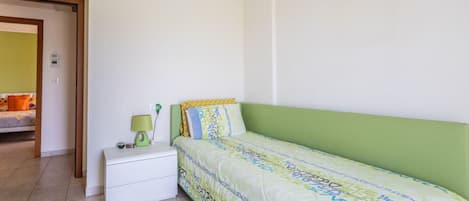 3 bedrooms, desk, WiFi, bed sheets