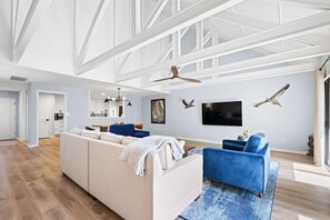 TV - Fully Renovated Villa - Sleeps 6 Near Beach & Golf (Hilton Head Island)