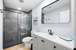 Shower - Fully Renovated Villa - Sleeps 6 Near Beach & Golf (Hilton Head Island)