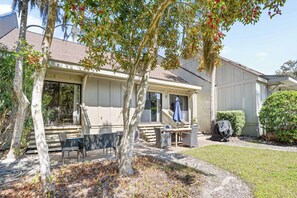 Outdoor dining - Fully Renovated Villa - Sleeps 6 Near Beach & Golf (Hilton Head Island)