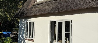 Family-friendly thatched cottage near the North Sea