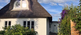 Family-friendly thatched cottage near the North Sea