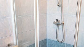 Een douche, een haardroger, handdoeken, zeep