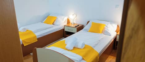1 chambre, fer et planche à repasser, lit de bébé portatif