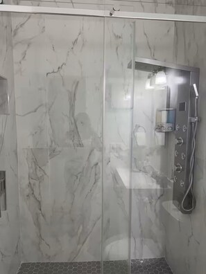 Dusche, Haartrockner, Handtücher, Seife