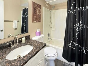 Shower, hair dryer, towels, shampoo - Charming Home Minutes from Portage Lakes (Akron)