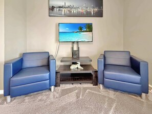 TV, offices - Peaceful Retreat by Portage Lakes (Akron)