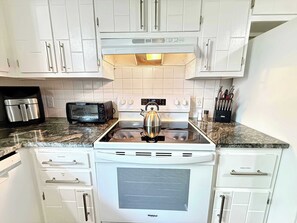 Fridge, microwave, oven, stovetop - Cozy Retreat Near Portage Lakes (Akron)