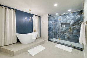 Douche, bidet, serviettes fournies, savon