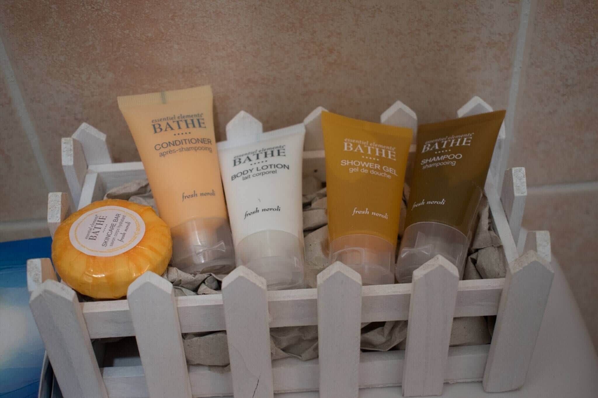 Eine Holzkiste mit verschiedenen Produkten von Bath & Body Works, darunter eine Körperlotion, ein Duschgel und Shampoo.