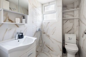 Bathroom - Artemis Coast Stays I - Cozy apartment near the beach and close to the airport! (Artemis)