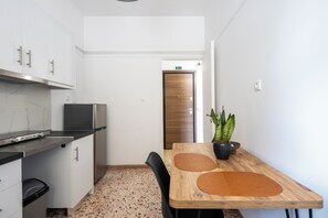 Private kitchen - Artemis Coast Stays I - Cozy apartment near the beach and close to the airport! (Artemis)
