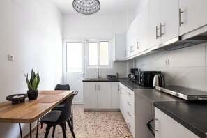 Private kitchen - Artemis Coast Stays I - Cozy apartment near the beach and close to the airport! (Artemis)