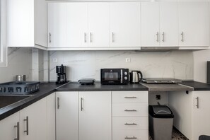 Private kitchen - Artemis Coast Stays I - Cozy apartment near the beach and close to the airport! (Artemis)