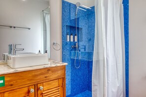 Shower, hair dryer, towels, soap - Verde Água Garajau, a Home in Madeira (Santa Cruz)