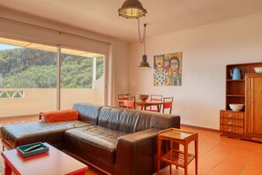 TV - Verde Água Garajau, a Home in Madeira (Santa Cruz)