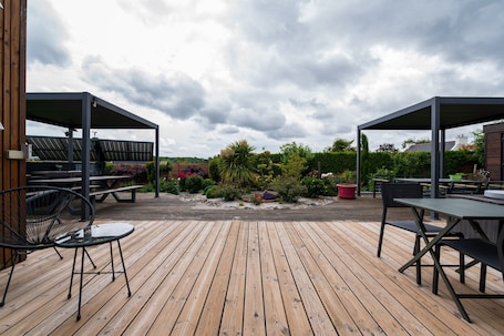 Outdoor dining. Guest Room "La chambre loft" in Modern Loft with Shared Terrace and Wi-Fi in Hennebont