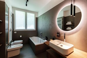 Regadera, bidet, shampoo 