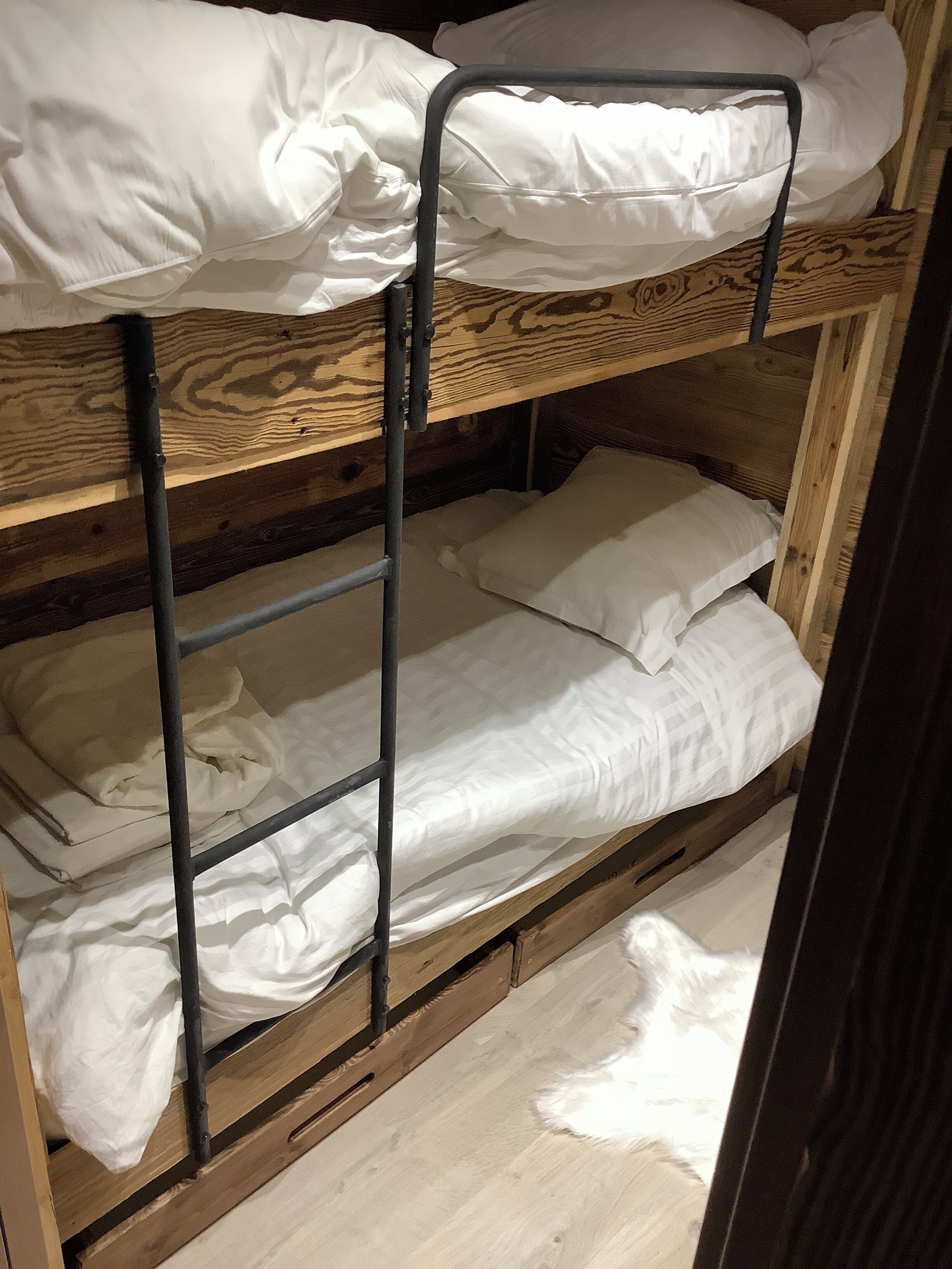 3 bedrooms, bed sheets