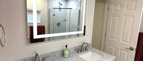 Douche, sĂšche-cheveux, serviettes fournies, savon