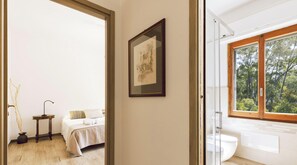Shower, hair dryer, bidet, towels