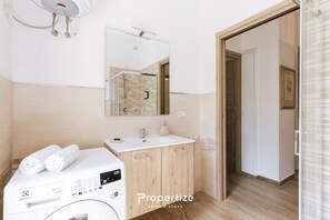 Dusche, Haartrockner, Bidet, Handtücher