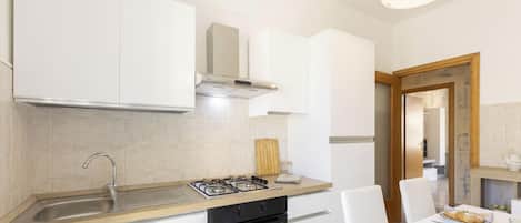 Refrigerador, microondas, horno y cafetera y tetera