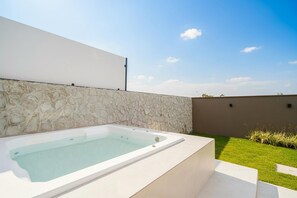 Bañera de hidromasaje exterior