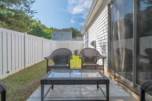 Terrace/patio - Stylish CLT 3 bedrooms 5-beds w/backyard- 23 Mins to Uptown (Charlotte)