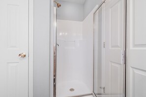 Hair dryer, towels, soap, toilet paper - Stylish CLT 3 bedrooms 5-beds w/backyard- 23 Mins to Uptown (Charlotte)