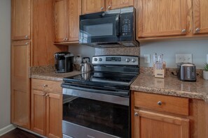 Private kitchen - Stylish CLT 3 bedrooms 5-beds w/backyard- 23 Mins to Uptown (Charlotte)