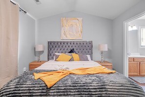3 bedrooms, iron/ironing board, WiFi, bed sheets - Stylish CLT 3 bedrooms 5-beds w/backyard- 23 Mins to Uptown (Charlotte)