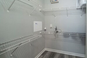 Interior - Stylish CLT 3 bedrooms 5-beds w/backyard- 23 Mins to Uptown (Charlotte)