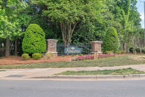 Property grounds - Stylish CLT 3 bedrooms 5-beds w/backyard- 23 Mins to Uptown (Charlotte)