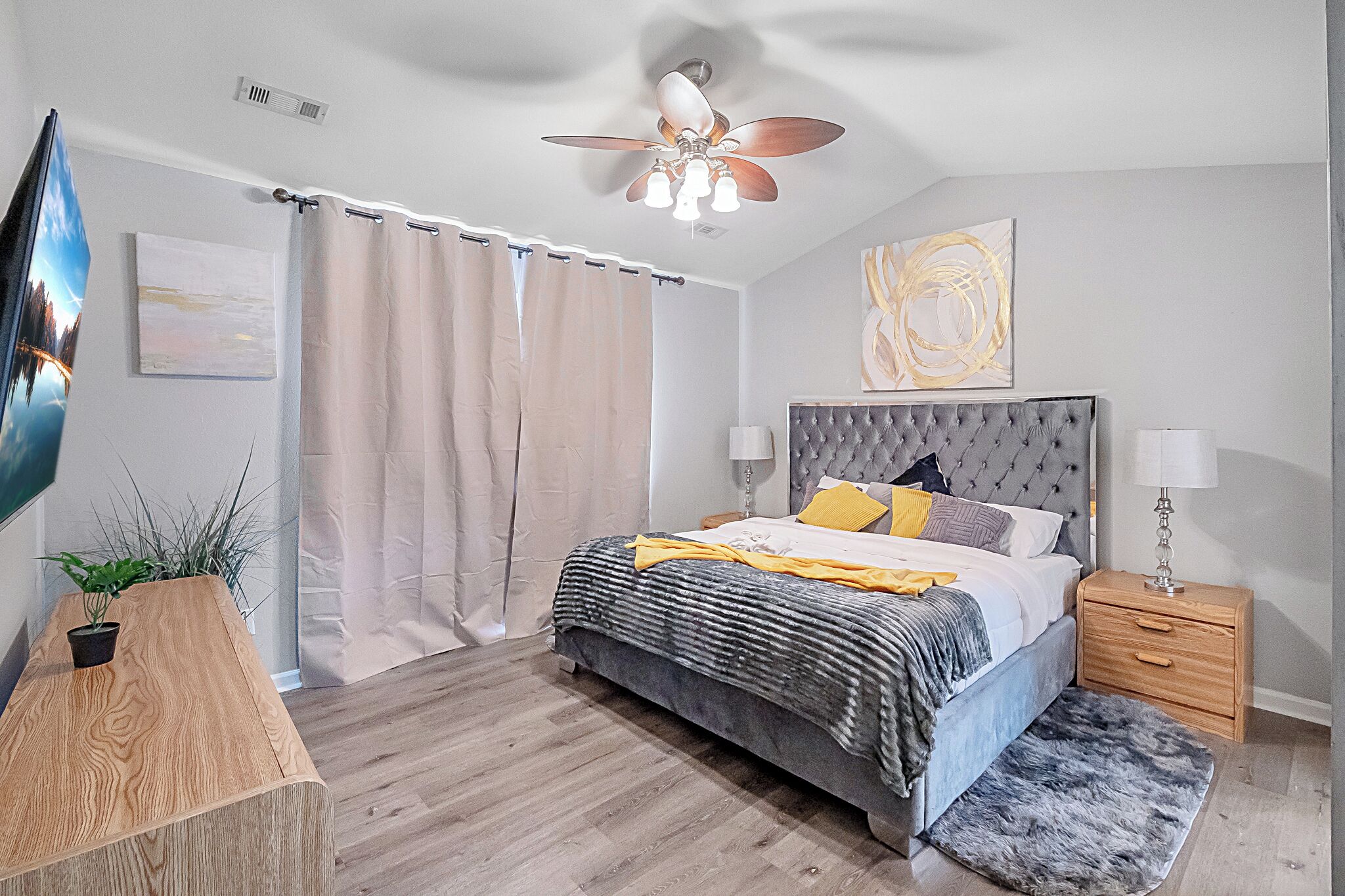 3 slaapkamers, een strijkplank/strijkijzer, wifi, beddengoed