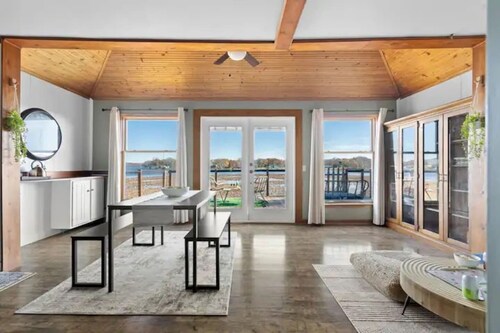 Relaxing Riverfront House • Dock Access • Sleeps 6