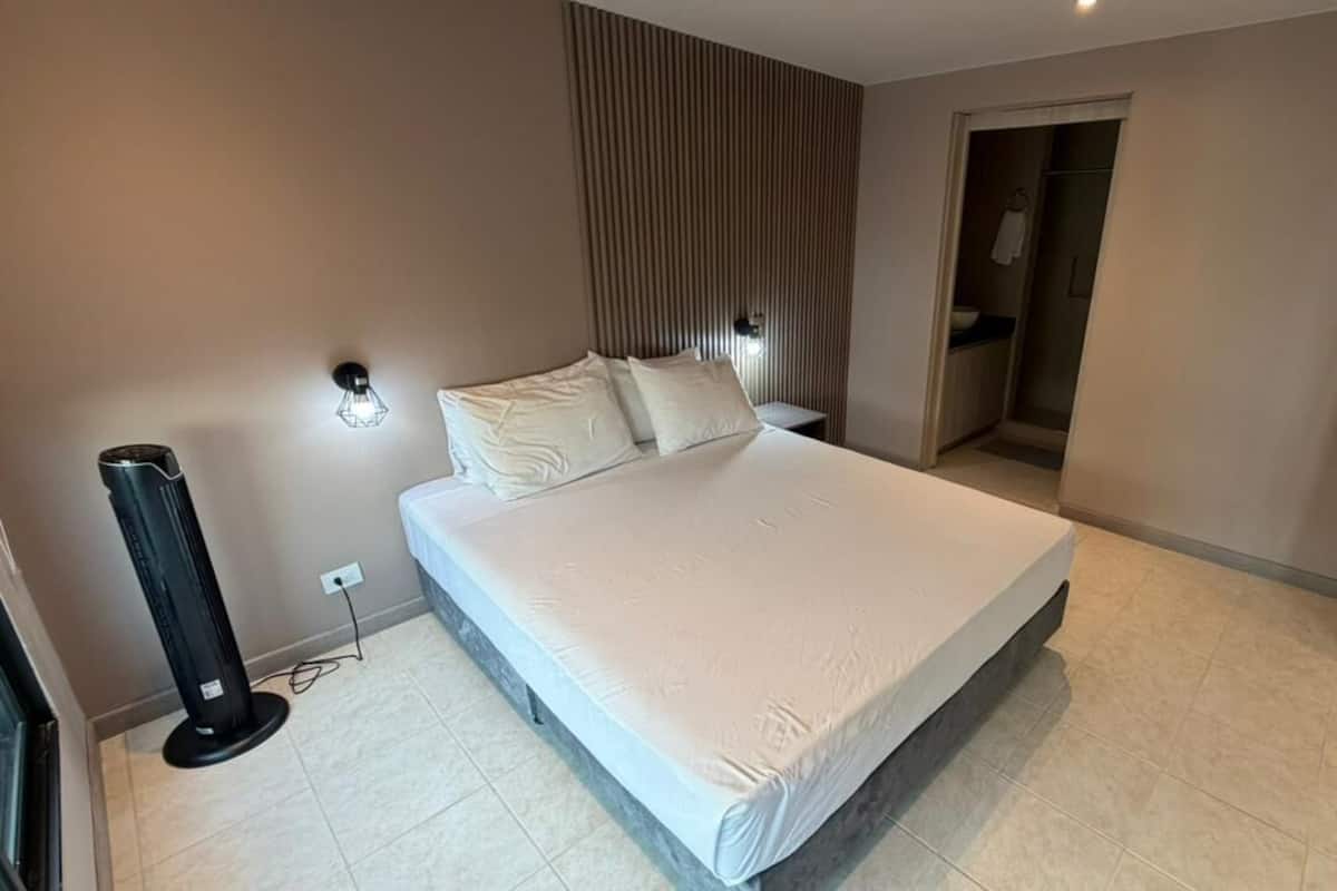 Departamento estándar | Ropa de cama de alta calidad y caja de seguridad en la habitación