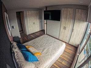 Caja de seguridad en la habitación y tabla de planchar con plancha 