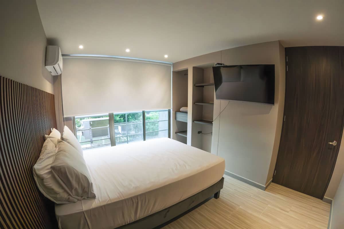 Departamento, vista a la ciudad | Ropa de cama de alta calidad y caja de seguridad en la habitación