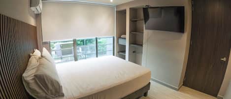 Departamento, vista a la ciudad | Caja de seguridad en la habitación y tabla de planchar con plancha