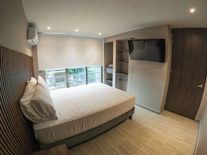 Apartemen, pemandangan kota | Seprai premium, brankas, dan dilengkapi dengan perabotan berbeda-beda