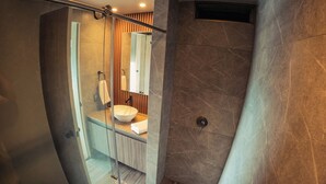 Apartemen, dapur kecil, pemandangan kota | Kamar mandi