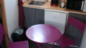 Réfrigérateur, micro-ondes, cafetiÚre/bouilloire, bouilloire électrique
