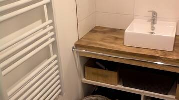 Een douche, een haardroger, handdoeken