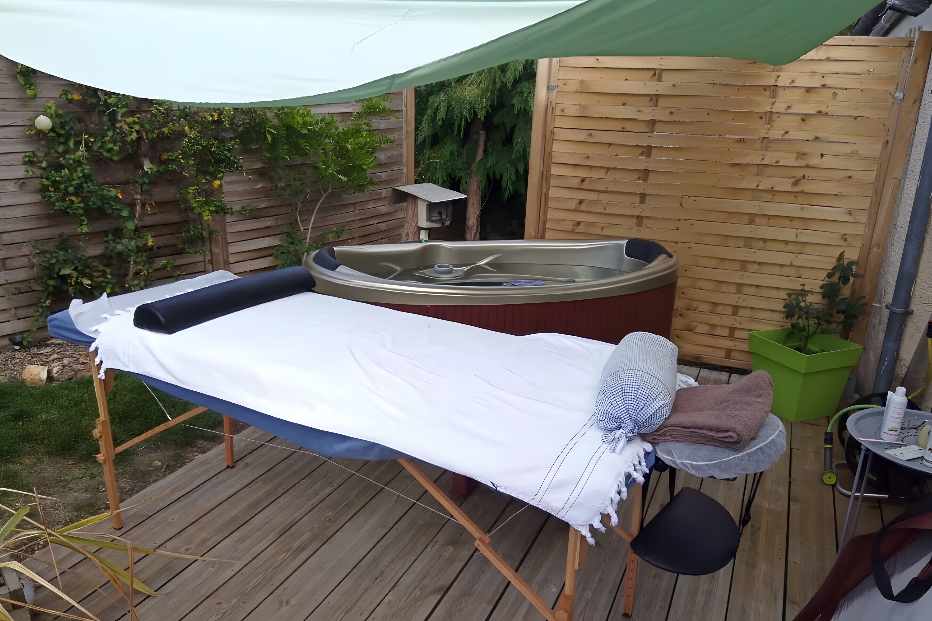 Outdoor spa tub