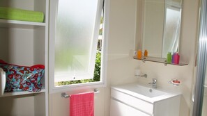 Bathroom - Mobil-home climatisé + terrasse à 600m de la plage (Saint-Raphaël)