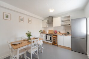 Frigorífic, forn, placa de cuina i cafetera i tetera 