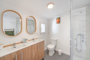 Shower, hair dryer, towels - Casa Sol Ronda Apartment: Terrace with Mountain Views in the Historic Center (Ronda)